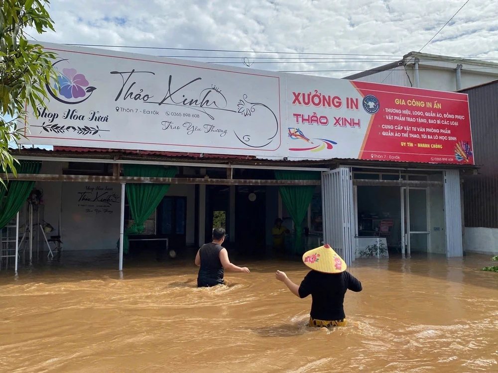 Đắk Lắk: Ngập cục bộ tại nhiều địa phương do mưa lớn và xả lũ hồ thủy lợi Ea Súp Thượng - Ảnh 3. Đắk Lắk: Ngập cục bộ tại nhiều địa phương do mưa lớn và xả lũ hồ thủy lợi Ea Súp Thượng - Ảnh 3.