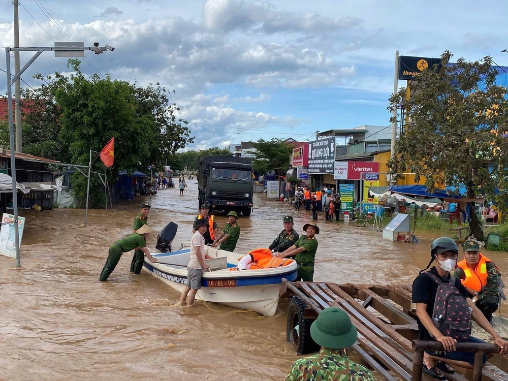 Công điện của Thủ tướng Chính phủ về việc tập trung khắc phục hậu quả bão số 13 - Ảnh 1. Công điện của Thủ tướng Chính phủ về việc tập trung khắc phục hậu quả bão số 13 - Ảnh 1.