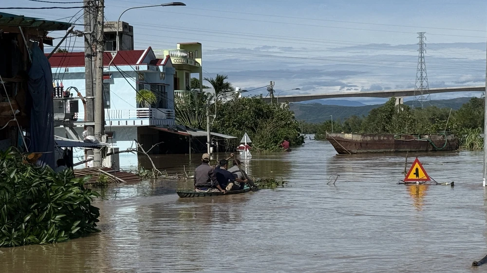 Đắk Lắk: Nước sông dâng cao gây chia cắt, ngập lụt vùng hạ du - Ảnh 4. Đắk Lắk: Nước sông dâng cao gây chia cắt, ngập lụt vùng hạ du - Ảnh 4.