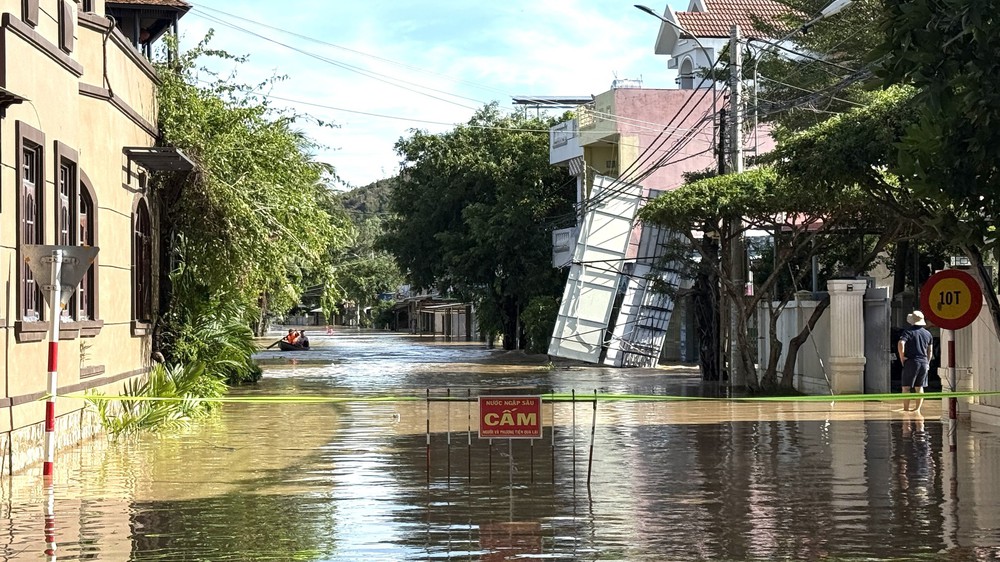 Đắk Lắk: Nước sông dâng cao gây chia cắt, ngập lụt vùng hạ du - Ảnh 3. Đắk Lắk: Nước sông dâng cao gây chia cắt, ngập lụt vùng hạ du - Ảnh 3.