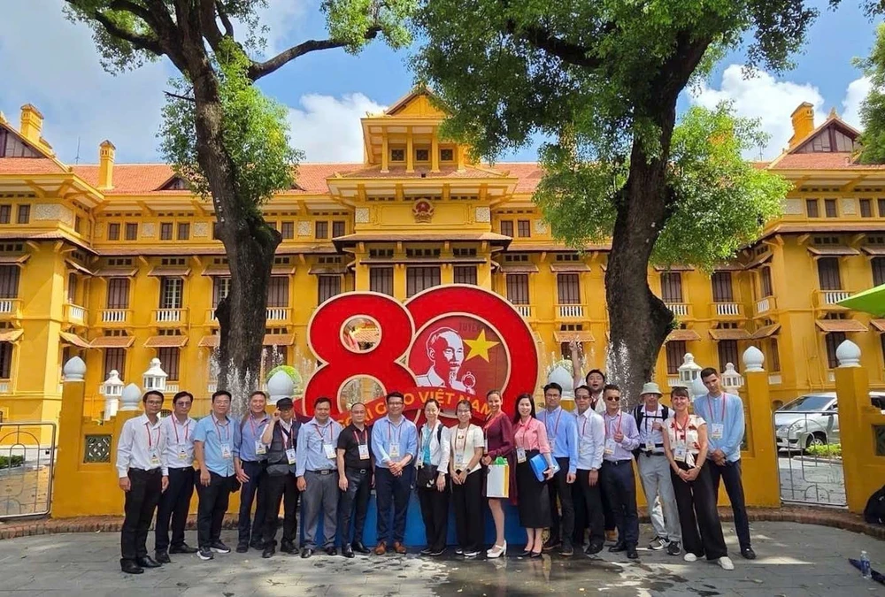 Đóng góp ý kiến cho văn kiện Đại hội XIV: Tiếp tục khơi dậy sức mạnh Việt Nam toàn cầu - Ảnh 2. Đóng góp ý kiến cho văn kiện Đại hội XIV: Tiếp tục khơi dậy sức mạnh Việt Nam toàn cầu - Ảnh 2.