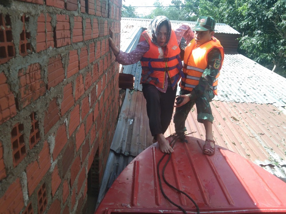 Giải cứu thành công 22 người dân bị mắc kẹt do mưa lũ - Ảnh 1. Giải cứu thành công 22 người dân bị mắc kẹt do mưa lũ - Ảnh 1.