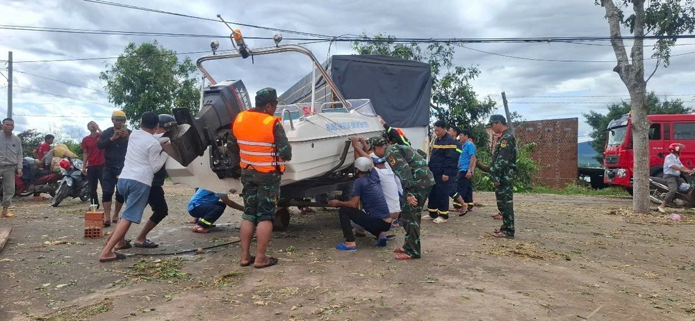 Giải cứu thành công 22 người dân bị mắc kẹt do mưa lũ - Ảnh 2. Giải cứu thành công 22 người dân bị mắc kẹt do mưa lũ - Ảnh 2.