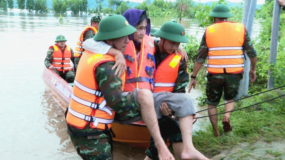 Giải cứu thành công 22 người dân bị mắc kẹt do mưa lũ - Ảnh 3. Giải cứu thành công 22 người dân bị mắc kẹt do mưa lũ - Ảnh 3.