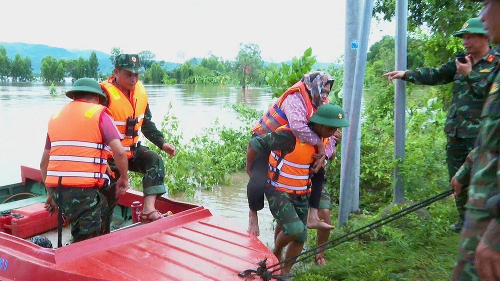 Giải cứu thành công 22 người dân bị mắc kẹt do mưa lũ - Ảnh 4. Giải cứu thành công 22 người dân bị mắc kẹt do mưa lũ - Ảnh 4.