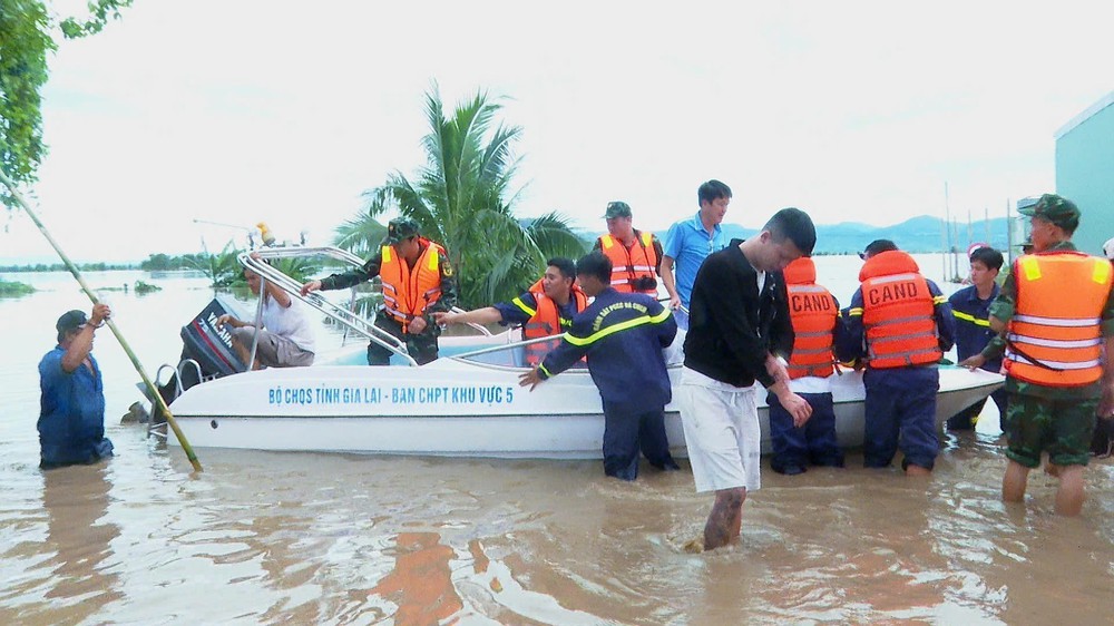 Giải cứu thành công 22 người dân bị mắc kẹt do mưa lũ - Ảnh 5. Giải cứu thành công 22 người dân bị mắc kẹt do mưa lũ - Ảnh 5.
