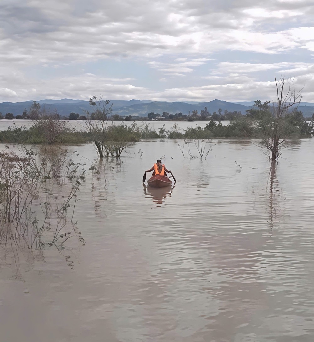 Giải cứu thành công 22 người dân bị mắc kẹt do mưa lũ - Ảnh 6. Giải cứu thành công 22 người dân bị mắc kẹt do mưa lũ - Ảnh 6.