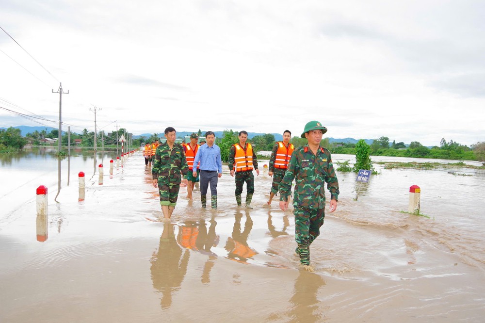 Giải cứu thành công 22 người dân bị mắc kẹt do mưa lũ - Ảnh 8. Giải cứu thành công 22 người dân bị mắc kẹt do mưa lũ - Ảnh 8.