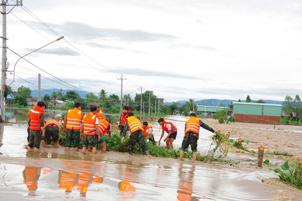 Giải cứu thành công 22 người dân bị mắc kẹt do mưa lũ - Ảnh 9. Giải cứu thành công 22 người dân bị mắc kẹt do mưa lũ - Ảnh 9.