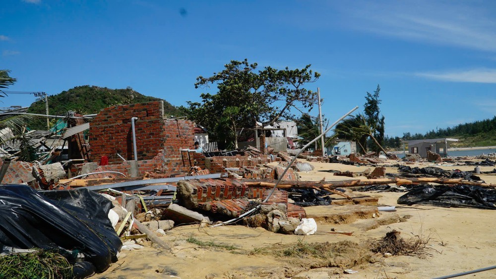 Gia Lai: Làng chài duới chân cầu Đề Gi tan hoang sau bão - Ảnh 1. Gia Lai: Làng chài duới chân cầu Đề Gi tan hoang sau bão - Ảnh 1.