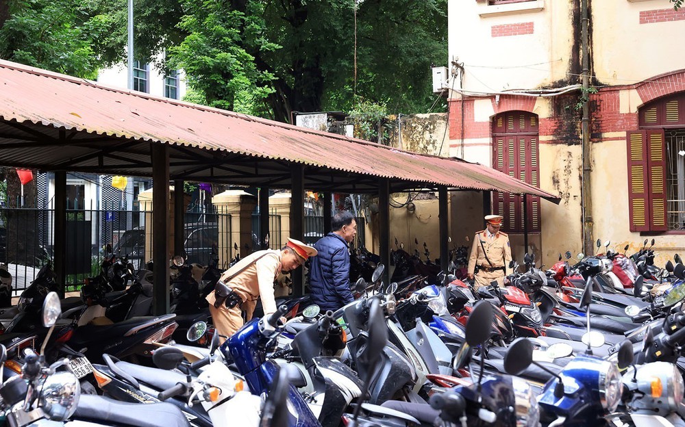 Thấy gì từ việc hàng vạn học sinh không đủ điều kiện vẫn điều khiển phương tiện đến trường - Ảnh 4. Thấy gì từ việc hàng vạn học sinh không đủ điều kiện vẫn điều khiển phương tiện đến trường - Ảnh 4.