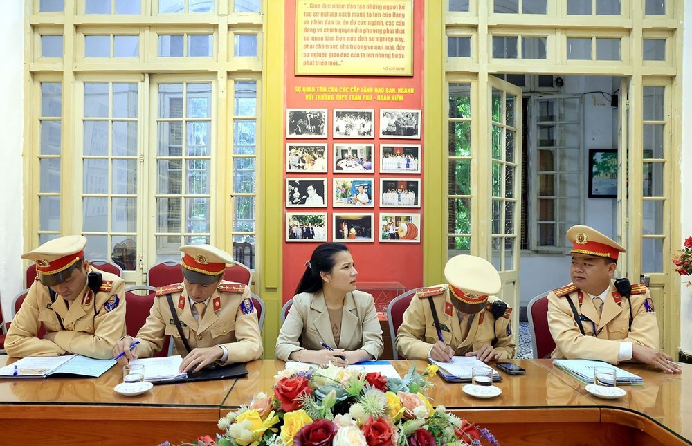 Thấy gì từ việc hàng vạn học sinh không đủ điều kiện vẫn điều khiển phương tiện đến trường - Ảnh 7. Thấy gì từ việc hàng vạn học sinh không đủ điều kiện vẫn điều khiển phương tiện đến trường - Ảnh 7.