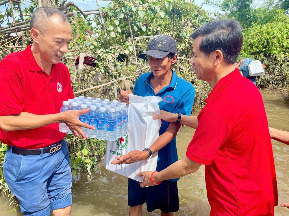 Hội Chữ thập đỏ Việt Nam cứu trợ khẩn cấp người dân 6 tỉnh miền Trung bị thiệt hại do mưa lũ - Ảnh 1. Hội Chữ thập đỏ Việt Nam cứu trợ khẩn cấp người dân 6 tỉnh miền Trung bị thiệt hại do mưa lũ - Ảnh 1.