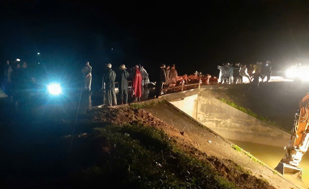 Lâm Đồng: Xuyên đêm ứng phó nguy cơ vỡ đập tại hồ thủy lợi Cay An - Ảnh 3. Lâm Đồng: Xuyên đêm ứng phó nguy cơ vỡ đập tại hồ thủy lợi Cay An - Ảnh 3.