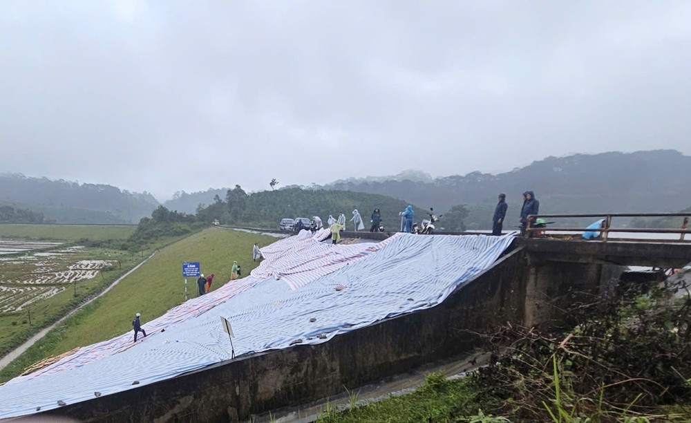 Lâm Đồng: Xuyên đêm ứng phó nguy cơ vỡ đập tại hồ thủy lợi Cay An - Ảnh 4. Lâm Đồng: Xuyên đêm ứng phó nguy cơ vỡ đập tại hồ thủy lợi Cay An - Ảnh 4.