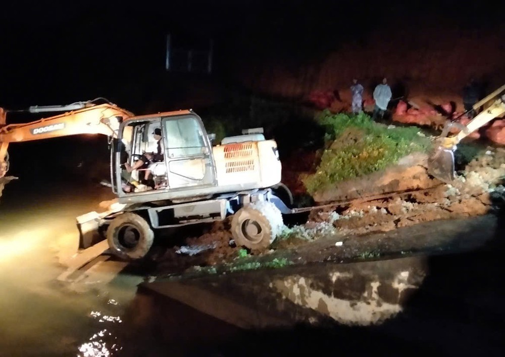 Lâm Đồng: Xuyên đêm ứng phó nguy cơ vỡ đập tại hồ thủy lợi Cay An - Ảnh 4. Lâm Đồng: Xuyên đêm ứng phó nguy cơ vỡ đập tại hồ thủy lợi Cay An - Ảnh 4.