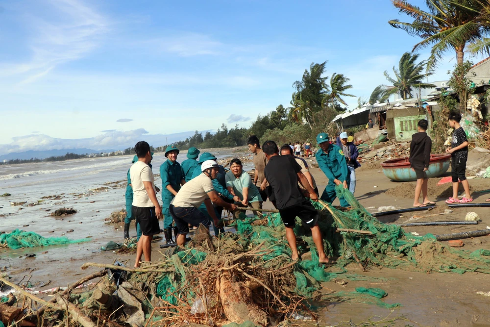 Khắc phục bão số 13: Cả miền Trung – Tây Nguyên dồn sức - Ảnh 2. Khắc phục bão số 13: Cả miền Trung – Tây Nguyên dồn sức - Ảnh 2.