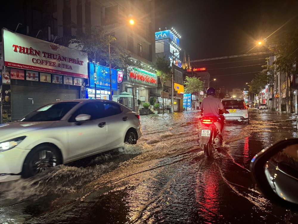 TP. Hồ Chí Minh: Triều cường dâng cao khiến nhiều khu vực ngập trong biển nước - Ảnh 1. TP. Hồ Chí Minh: Triều cường dâng cao khiến nhiều khu vực ngập trong biển nước - Ảnh 1.
