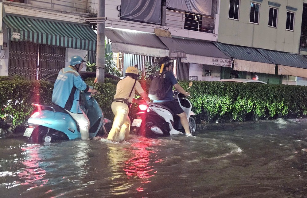 TP. Hồ Chí Minh: Triều cường dâng cao khiến nhiều khu vực ngập trong biển nước - Ảnh 4. TP. Hồ Chí Minh: Triều cường dâng cao khiến nhiều khu vực ngập trong biển nước - Ảnh 4.