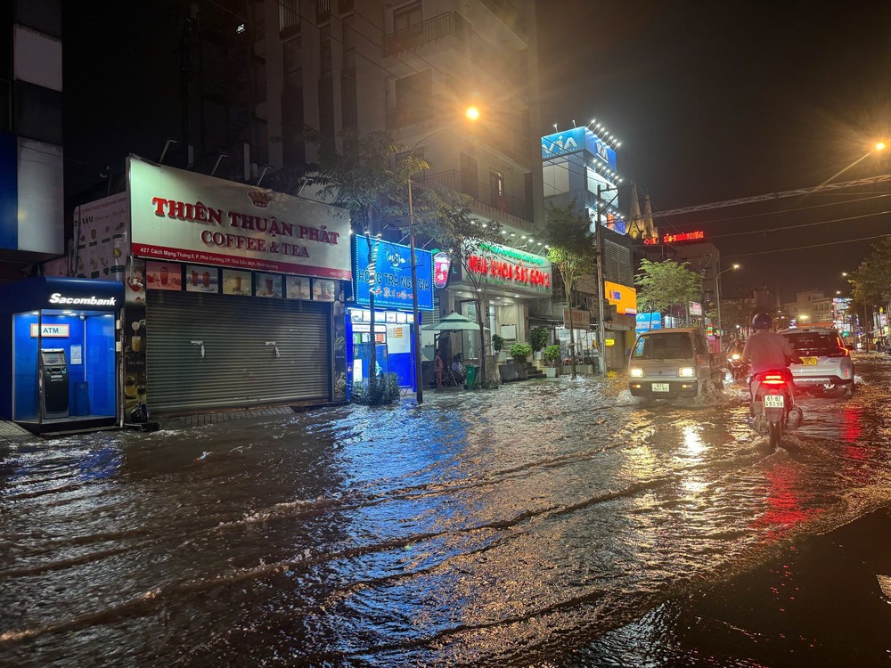 TP. Hồ Chí Minh: Triều cường dâng cao khiến nhiều khu vực ngập trong biển nước - Ảnh 2. TP. Hồ Chí Minh: Triều cường dâng cao khiến nhiều khu vực ngập trong biển nước - Ảnh 2.