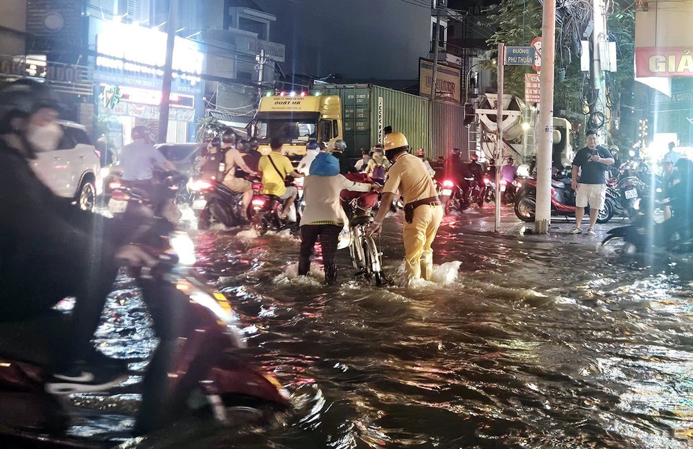 TP. Hồ Chí Minh: Triều cường dâng cao khiến nhiều khu vực ngập trong biển nước - Ảnh 5. TP. Hồ Chí Minh: Triều cường dâng cao khiến nhiều khu vực ngập trong biển nước - Ảnh 5.