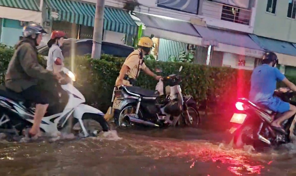 TP. Hồ Chí Minh: Triều cường dâng cao khiến nhiều khu vực ngập trong biển nước - Ảnh 3. TP. Hồ Chí Minh: Triều cường dâng cao khiến nhiều khu vực ngập trong biển nước - Ảnh 3.