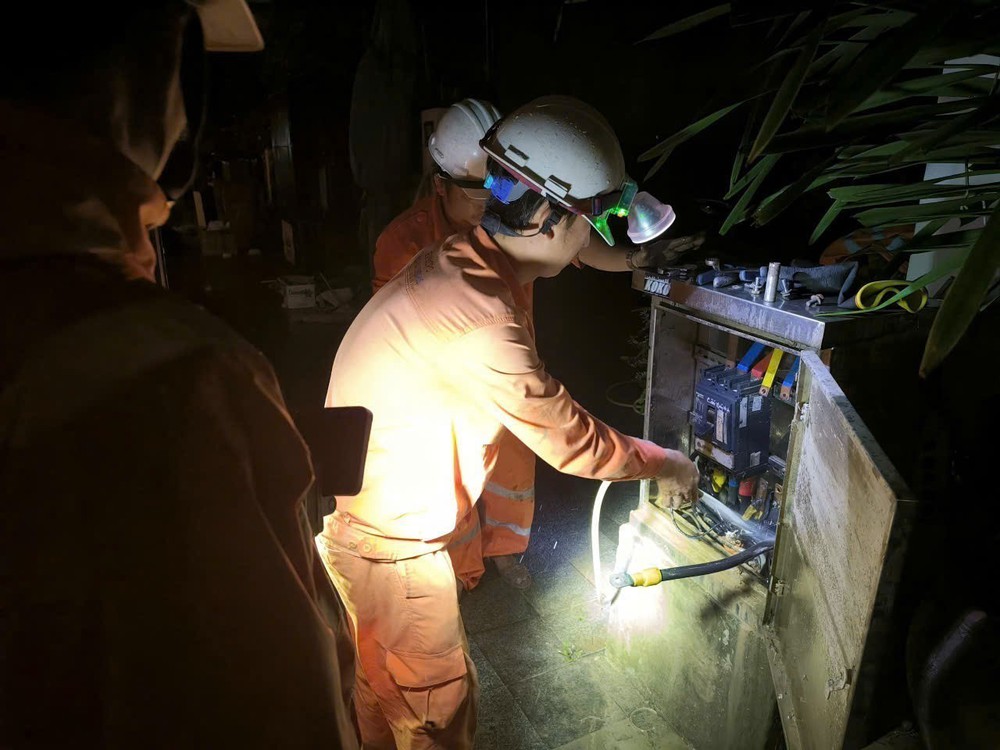 Khắc phục bão số 13: Điện lực miền Trung khôi phục cấp điện cho hơn 555.000 khách hàng - Ảnh 2. Khắc phục bão số 13: Điện lực miền Trung khôi phục cấp điện cho hơn 555.000 khách hàng - Ảnh 2.