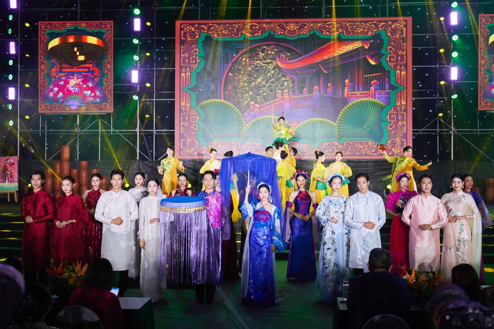 NTK Quyên Nguyễn ra mắt BST áo dài bằng lụa tơ tằm tại Lễ hội Áo dài Du lịch Hà Nội 2025 - Ảnh 10. NTK Quyên Nguyễn ra mắt BST áo dài bằng lụa tơ tằm tại Lễ hội Áo dài Du lịch Hà Nội 2025 - Ảnh 10.