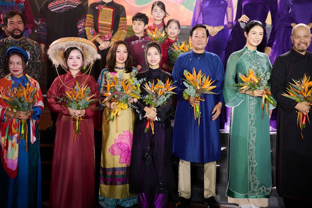 NTK Quyên Nguyễn ra mắt BST áo dài bằng lụa tơ tằm tại Lễ hội Áo dài Du lịch Hà Nội 2025 - Ảnh 11. NTK Quyên Nguyễn ra mắt BST áo dài bằng lụa tơ tằm tại Lễ hội Áo dài Du lịch Hà Nội 2025 - Ảnh 11.