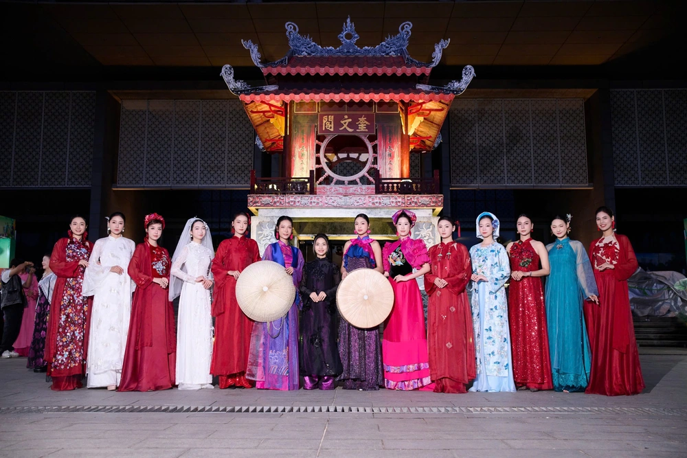 NTK Quyên Nguyễn ra mắt BST áo dài bằng lụa tơ tằm tại Lễ hội Áo dài Du lịch Hà Nội 2025 - Ảnh 1. NTK Quyên Nguyễn ra mắt BST áo dài bằng lụa tơ tằm tại Lễ hội Áo dài Du lịch Hà Nội 2025 - Ảnh 1.