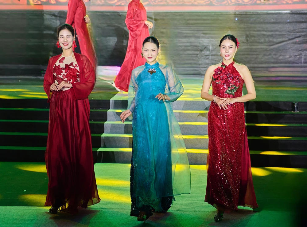 NTK Quyên Nguyễn ra mắt BST áo dài bằng lụa tơ tằm tại Lễ hội Áo dài Du lịch Hà Nội 2025 - Ảnh 4. NTK Quyên Nguyễn ra mắt BST áo dài bằng lụa tơ tằm tại Lễ hội Áo dài Du lịch Hà Nội 2025 - Ảnh 4.