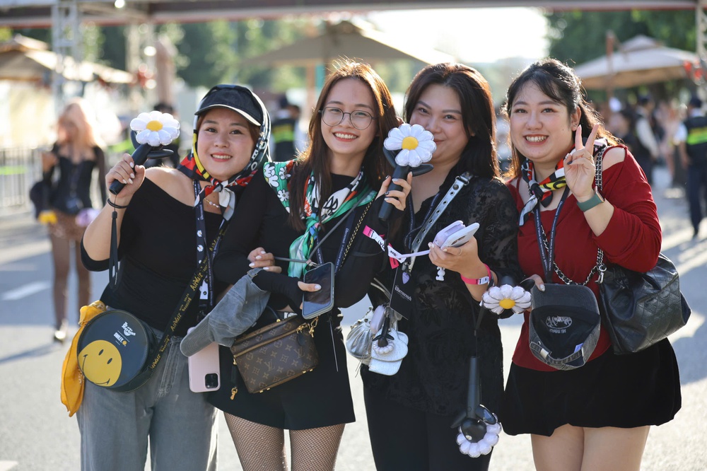 Trai xinh gái đẹp nô nức check-in concert "anh Long" - Ảnh 10. Trai xinh gái đẹp nô nức check-in concert "anh Long" - Ảnh 10.