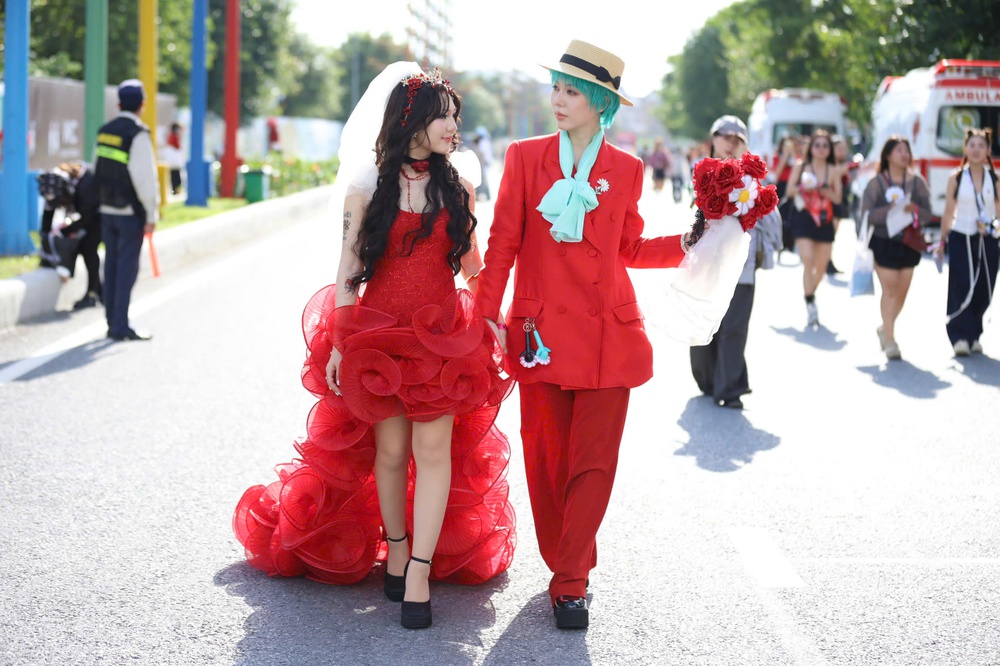 Trai xinh gái đẹp nô nức check-in concert "anh Long" - Ảnh 2. Trai xinh gái đẹp nô nức check-in concert "anh Long" - Ảnh 2.