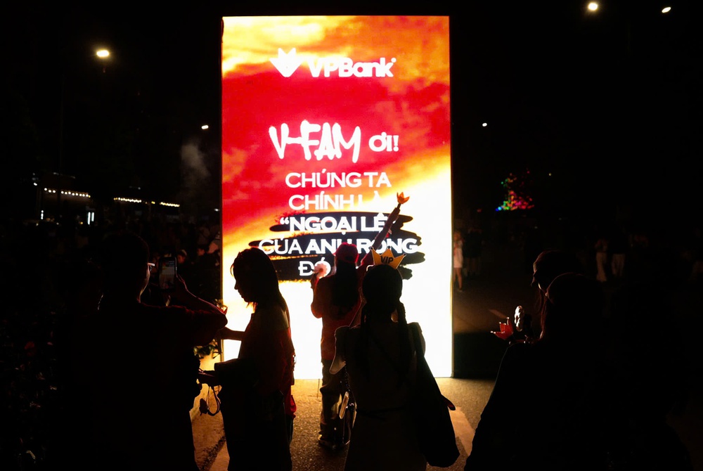 Trai xinh gái đẹp nô nức check-in concert "anh Long" - Ảnh 5. Trai xinh gái đẹp nô nức check-in concert "anh Long" - Ảnh 5.