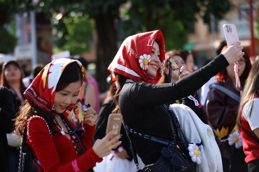 Trai xinh gái đẹp nô nức check-in concert "anh Long" - Ảnh 7. Trai xinh gái đẹp nô nức check-in concert "anh Long" - Ảnh 7.