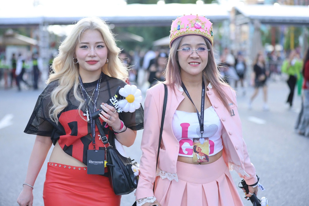 Trai xinh gái đẹp nô nức check-in concert "anh Long" - Ảnh 8. Trai xinh gái đẹp nô nức check-in concert "anh Long" - Ảnh 8.