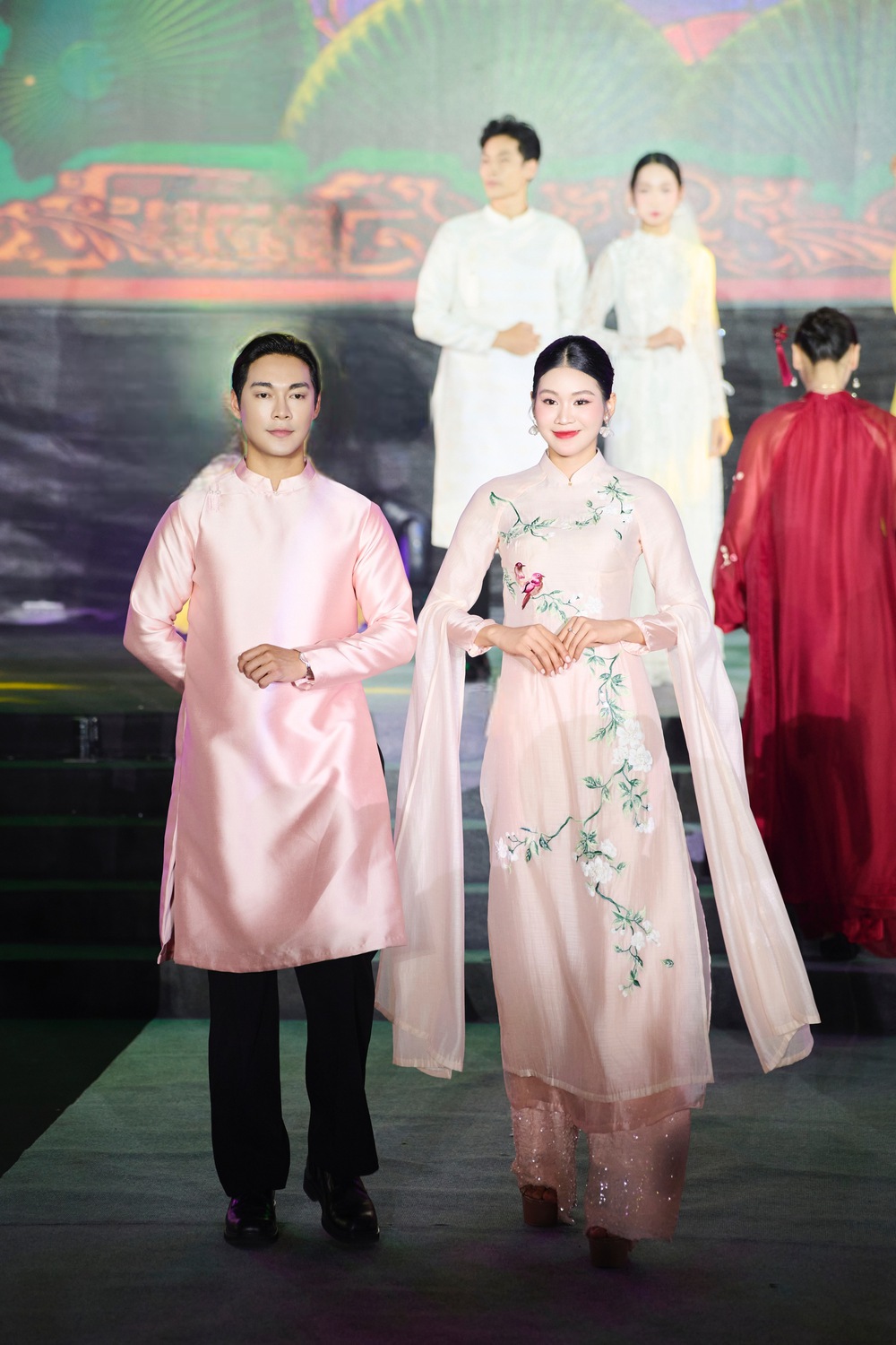 NTK Quyên Nguyễn ra mắt BST áo dài bằng lụa tơ tằm tại Lễ hội Áo dài Du lịch Hà Nội 2025 - Ảnh 8. NTK Quyên Nguyễn ra mắt BST áo dài bằng lụa tơ tằm tại Lễ hội Áo dài Du lịch Hà Nội 2025 - Ảnh 8.