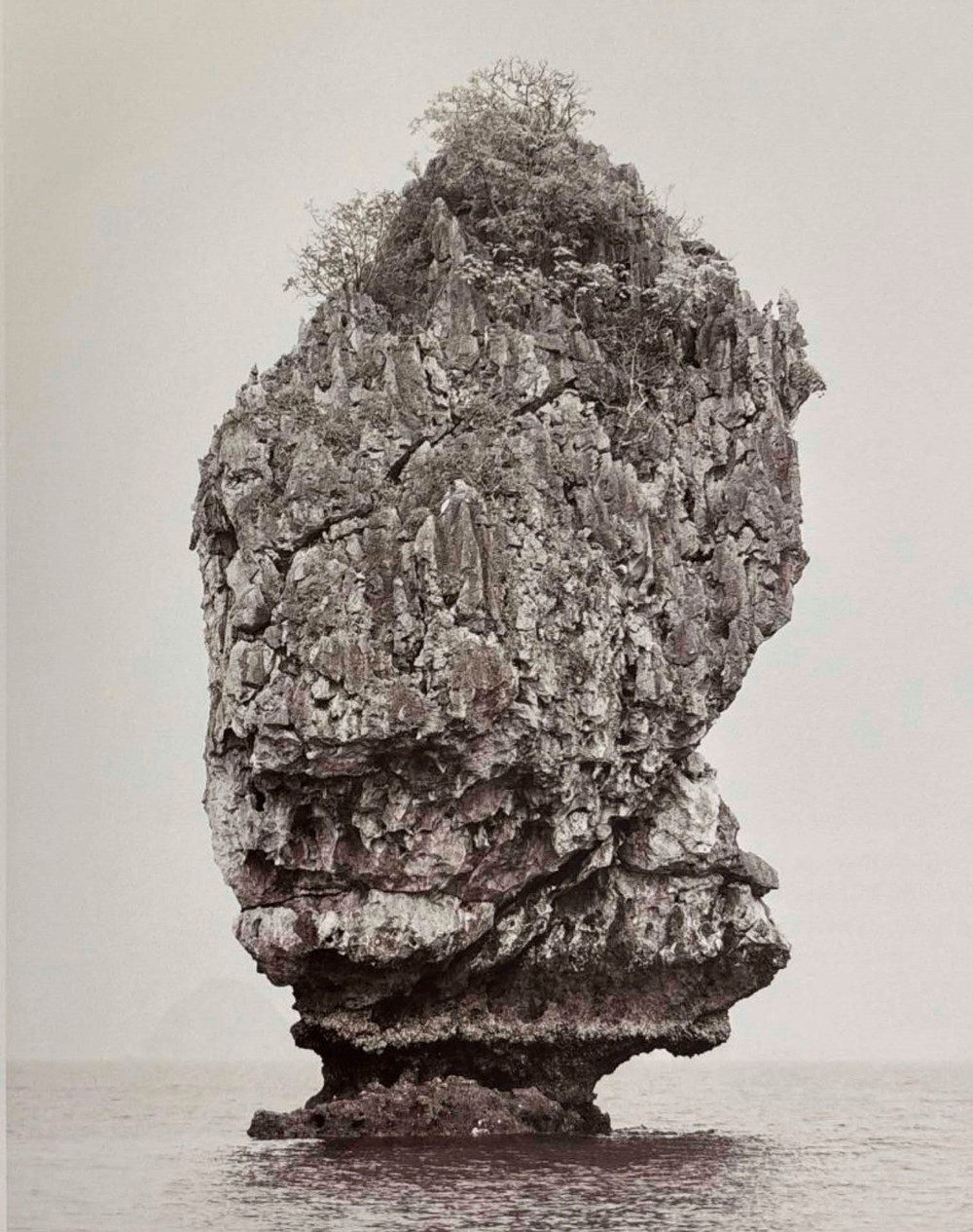 Nhiếp ảnh gia Thịnh Lê mang “đá lạ” của Hạ Long vào TP.HCM - Ảnh 2. Nhiếp ảnh gia Thịnh Lê mang “đá lạ” của Hạ Long vào TP.HCM - Ảnh 2.