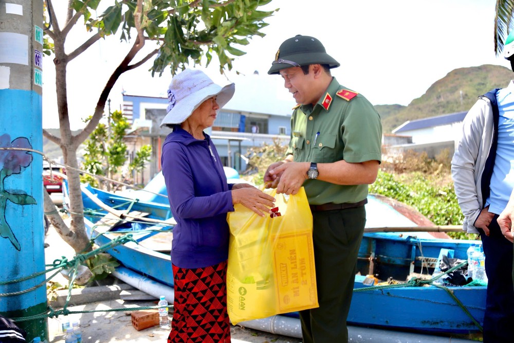 Bộ Công an hỗ trợ 40 tấn hàng cho tỉnh Gia Lai khắc phục hậu quả bão số 13 - Ảnh 2. Bộ Công an hỗ trợ 40 tấn hàng cho tỉnh Gia Lai khắc phục hậu quả bão số 13 - Ảnh 2.