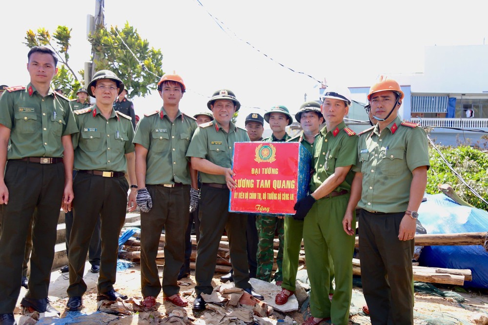 Bộ Công an hỗ trợ 40 tấn hàng cho tỉnh Gia Lai khắc phục hậu quả bão số 13 - Ảnh 1. Bộ Công an hỗ trợ 40 tấn hàng cho tỉnh Gia Lai khắc phục hậu quả bão số 13 - Ảnh 1.