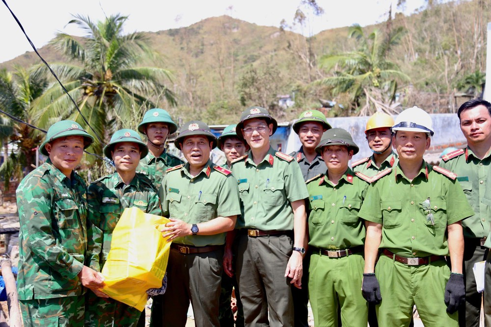 Bộ Công an hỗ trợ 40 tấn hàng cho tỉnh Gia Lai khắc phục hậu quả bão số 13 - Ảnh 3. Bộ Công an hỗ trợ 40 tấn hàng cho tỉnh Gia Lai khắc phục hậu quả bão số 13 - Ảnh 3.
