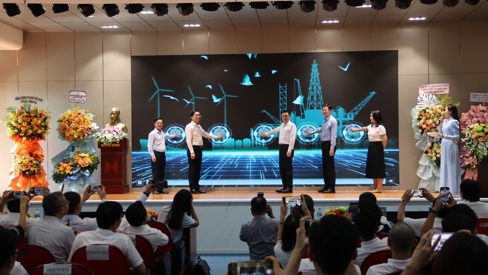 Kết luận của Bộ Chính trị về giải pháp đột phá trong tuyển dụng, bố trí, sử dụng, đãi ngộ cán bộ - Ảnh 2. Kết luận của Bộ Chính trị về giải pháp đột phá trong tuyển dụng, bố trí, sử dụng, đãi ngộ cán bộ - Ảnh 2.