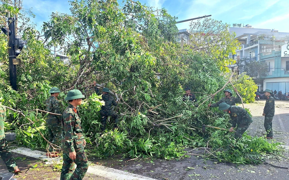 Bão số 13 làm sập, hư hỏng hơn 26.470 căn nhà và gây nhiều thiệt hại - Ảnh 2. Bão số 13 làm sập, hư hỏng hơn 26.470 căn nhà và gây nhiều thiệt hại - Ảnh 2.