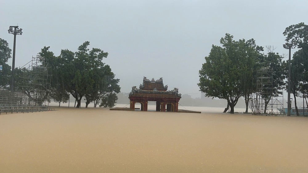 Huế ước tính thiệt hại trên 3.272 tỷ đồng do lũ lớn - Ảnh 1. Huế ước tính thiệt hại trên 3.272 tỷ đồng do lũ lớn - Ảnh 1.