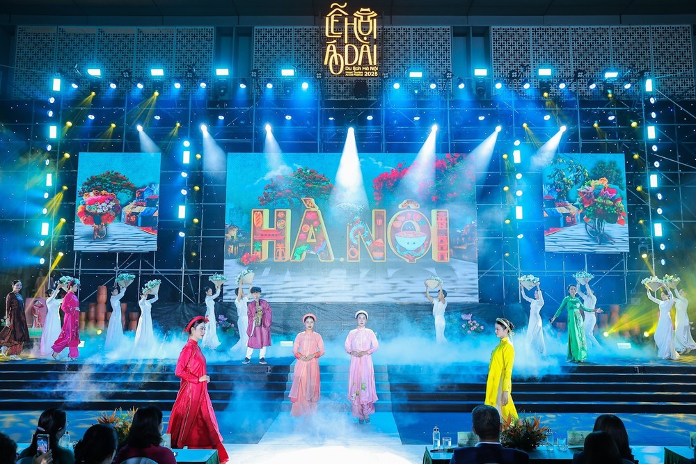 Lễ Hội Áo Dài Du Lịch Hà Nội 2025: Tôn vinh di sản, kết nối sáng tạo - Ảnh 4. Lễ Hội Áo Dài Du Lịch Hà Nội 2025: Tôn vinh di sản, kết nối sáng tạo - Ảnh 4.