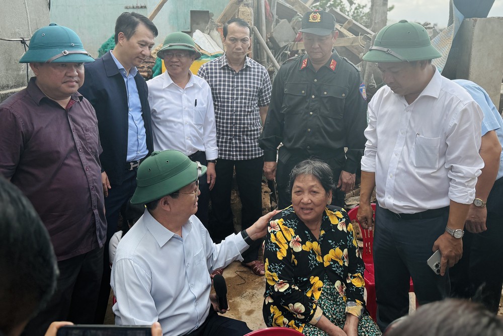Phó Thủ tướng Mai Văn Chính thăm hỏi người dân vùng bị bão lũ tại Đắk Lắk - Ảnh 2.