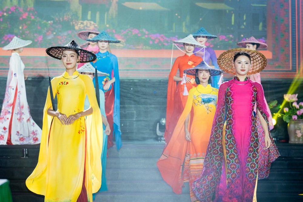 BST gây ấn tượng tại Lễ hội Áo dài Du lịch 2025 mang hương sắc Việt Nam - Ảnh 3. BST gây ấn tượng tại Lễ hội Áo dài Du lịch 2025 mang hương sắc Việt Nam - Ảnh 3.