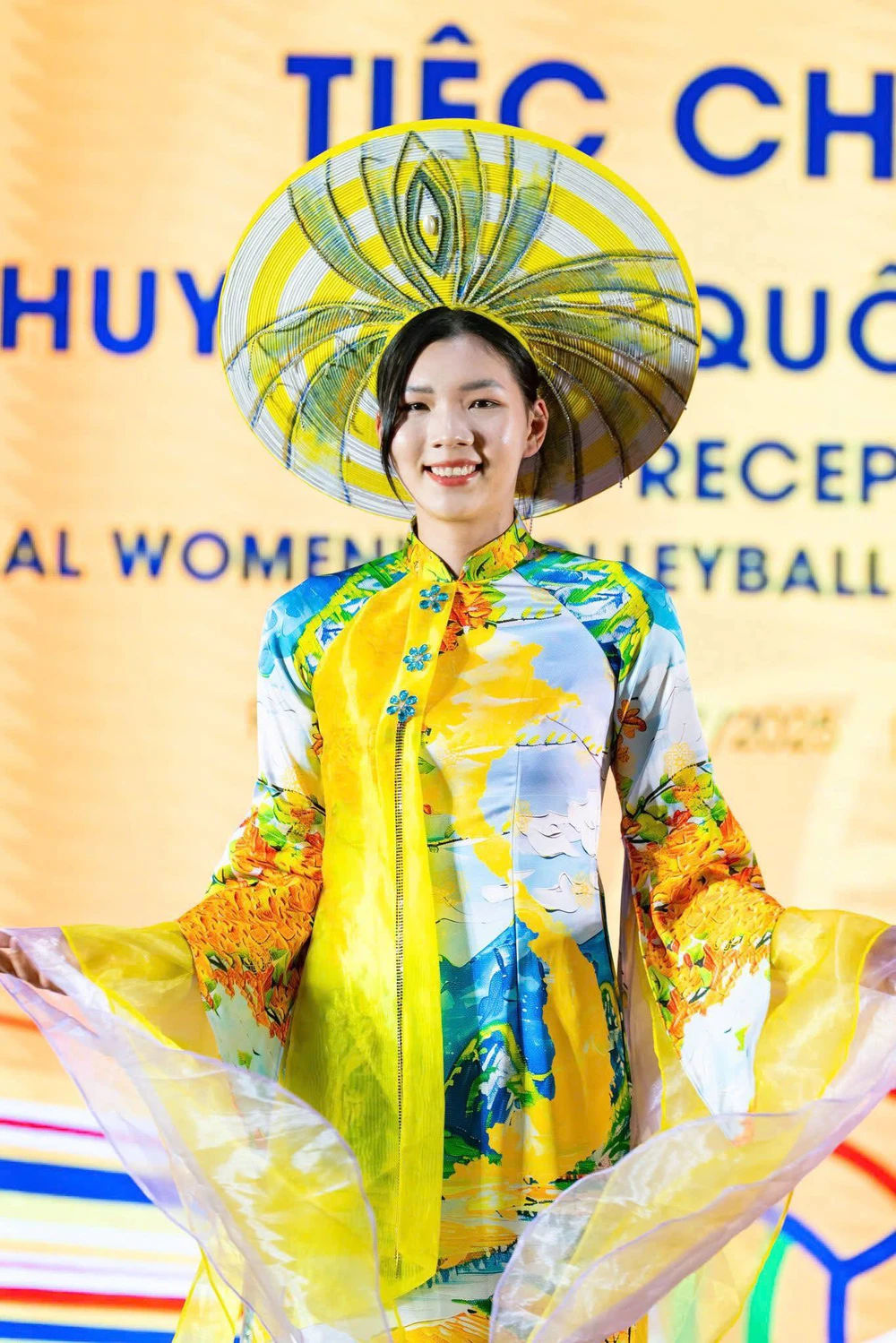 Vẻ đẹp ngoài sân đấu của phụ công Bích Thủy Vẻ đẹp ngoài sân đấu của phụ công Bích Thủy