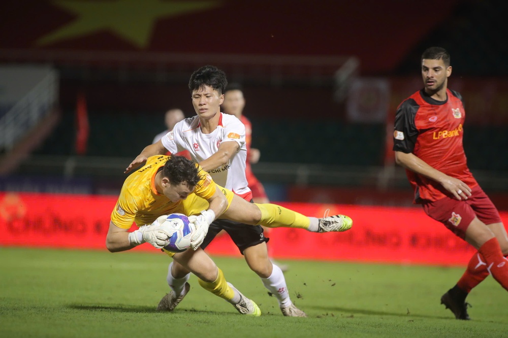 HLV Lê Huỳnh Đức (Công an TP.HCM): "Chúng tôi thiếu bản lĩnh để kết thúc trận đấu" - Ảnh 1. HLV Lê Huỳnh Đức (Công an TP.HCM): "Chúng tôi thiếu bản lĩnh để kết thúc trận đấu" - Ảnh 1.