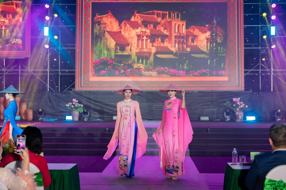 BST gây ấn tượng tại Lễ hội Áo dài Du lịch 2025 mang hương sắc Việt Nam - Ảnh 1. BST gây ấn tượng tại Lễ hội Áo dài Du lịch 2025 mang hương sắc Việt Nam - Ảnh 1.